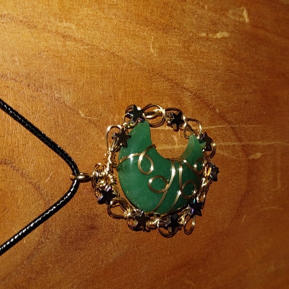 New Green onyx Crescent moon pendants Necklace. - Picture 6 of 6